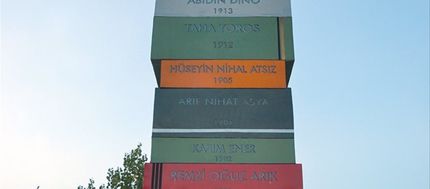 Adanadaki Kitap Anıtını Görenler Hayran Kalıyor ADANAYI TÜRK BÜYÜKLERİNİN HEYKELLERİ SÜSLEYECEK